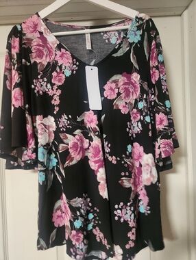 NWT Dear Scarlett Floral Top – Size M (Oversized Fit)